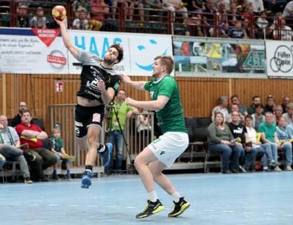 Deutschland, Würzburg, s.Oliver Arena, 20.04.2019, Handball, 2. Bundesliga, DJK Rimpar Wölfe - HC Elbflorenz Dresden Bild: v. l. Sebastian Greß (HC Elbflorenz Dresden, 25) und Michael Schulz (DJK Rimpar Wölfe, 33) Copyright: HMBxMedia xHeikoxBecker