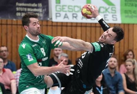 Deutschland, Würzburg, s.Oliver Arena, 20.04.2019, Handball, 2. Bundesliga, DJK Rimpar Wölfe - HC Elbflorenz Dresden Bild: v. l. Dominik Schömig (DJK Rimpar Wölfe, 8) und Roman Becvar (HC Elbflorenz Dresden, 33) Copyright: HMBxMedia xHeikoxBecker