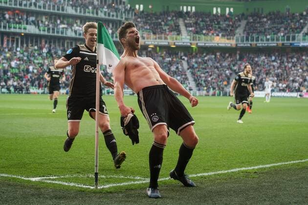 Sport Themen der Woche KW16 Sport Bilder des Tages (L-R) Frenkie de Jong of Ajax, Klaas Jan Huntelaar of Ajax during the Dutch Eredivisie match between FC Groningen and Ajax Amsterdam at Hitachi Capital Mobility stadium on April 20, 2019 in Groningen, The Netherlands Dutch Eredivisie 2018 2019 xVIxVIxImagesx xRonaldxBonestrooxIVx 14245046