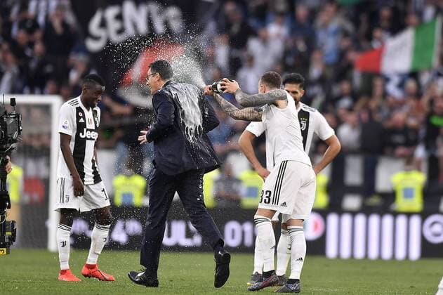 Sport Themen der Woche KW16 Sport Bilder des Tages Fußball, Juventus Turin vorzeitig italienischer Meister Photo LaPresse - Fabio Ferrari April 20, 2019 Turin, Italy soccer Juventus Fc vs Fiorentina - Italian Football Championship League A TIM 2018 2019 - Allianz Stadium. In the pic: juventus players rejoice after the mathematical victory of the eighth consecutive championship  Copyright: xFabioxFerrari LaPressex