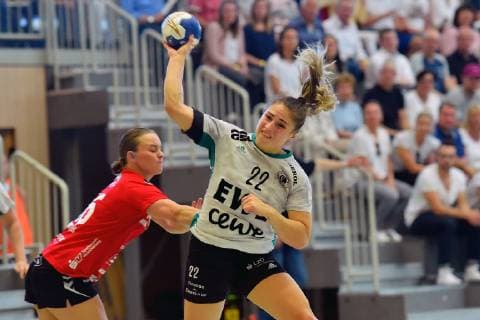 Kristina Logvin (VfL Oldenburg) beim Wurf; Mariel Stefanie Beugels (HSG Bad Wildungen Vipers) (L) ,GER, HSG Bad Wildungen Vipers - VfL Oldenburg, Handball, 1. Bundesliga Frauen, 20.04.2019, GER, HSG Bad Wildungen Vipers - VfL Oldenburg, Handball, 1. Liga Frauen, 20.04.2019 Bad Wildungen Copyright: xEIBNER RolandxSippelx EP_RSL