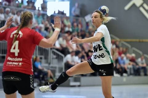 Angie Geschke (VfL Oldenburg) (am Ball) und Sabine Heusdens (HSG Bad Wildungen Vipers) ,GER, HSG Bad Wildungen Vipers - VfL Oldenburg, Handball, 1. Bundesliga Frauen, 20.04.2019, GER, HSG Bad Wildungen Vipers - VfL Oldenburg, Handball, 1. Liga Frauen, 20.04.2019 Bad Wildungen Copyright: xEIBNER RolandxSippelx EP_RSL