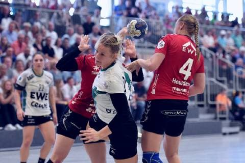Ann-Kristin Roller (VfL Oldenburg) (am Ball), Anna-Maria Spielvogel (HSG Bad Wildungen Vipers) (hinten), Sabine Heusdens (HSG Bad Wildungen Vipers) (R) ,GER, HSG Bad Wildungen Vipers - VfL Oldenburg, Handball, 1. Bundesliga Frauen, 20.04.2019, GER, HSG Bad Wildungen Vipers - VfL Oldenburg, Handball, 1. Liga Frauen, 20.04.2019 Bad Wildungen Copyright: xEIBNER RolandxSippelx EP_RSL
