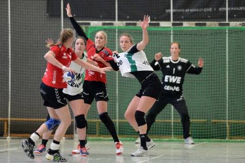 Sabine Heusdens (HSG Bad Wildungen Vipers) (am Ball), Isabelle Jongenelen (VfL Oldenburg), Annika Ingenpass (HSG Bad Wildungen Vipers) und Angie Geschke (VfL Oldenburg) (hinten) in der Abwehr, Julia Renner (Torfrau VfL Oldenburg) (R) ,GER, HSG Bad Wildungen Vipers - VfL Oldenburg, Handball, 1. Bundesliga Frauen, 20.04.2019, GER, HSG Bad Wildungen Vipers - VfL Oldenburg, Handball, 1. Liga Frauen, 20.04.2019 Bad Wildungen Copyright: xEIBNER RolandxSippelx EP_RSL