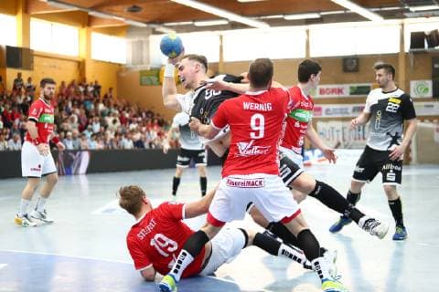 Tim Zechel (Essen) im Zweikampf mit Markus Stegefelt (Huettenberg, am Boden) und Daniel Wernig (Huettenberg) TV Huettenberg vs TuSEM Essen, Handball, 2. Bundesliga, 20.04.2019 TV Huettenberg vs TuSEM Essen, Handball, 2. Bundesliga, 20.04.2019 Huettenberg Copyright: xEIBNER RenexWeissx EP_RWS