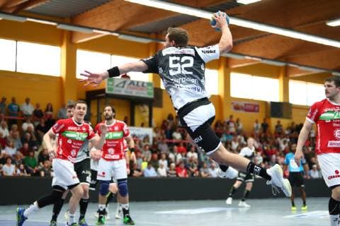 Torwurf von Tom Skroblien (Essen) TV Huettenberg vs TuSEM Essen, Handball, 2. Bundesliga, 20.04.2019 TV Huettenberg vs TuSEM Essen, Handball, 2. Bundesliga, 20.04.2019 Huettenberg Copyright: xEIBNER RenexWeissx EP_RWS