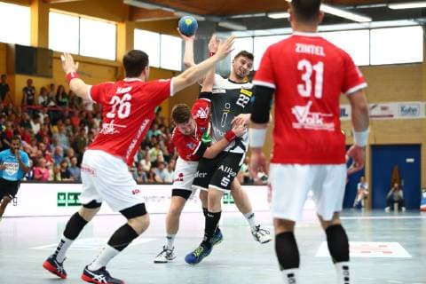 Dennis Szczesny (Essen) im Zweikampf mit Moritz Lambrecht (Huettenberg) TV Huettenberg vs TuSEM Essen, Handball, 2. Bundesliga, 20.04.2019 TV Huettenberg vs TuSEM Essen, Handball, 2. Bundesliga, 20.04.2019 Huettenberg Copyright: xEIBNER RenexWeissx EP_RWS