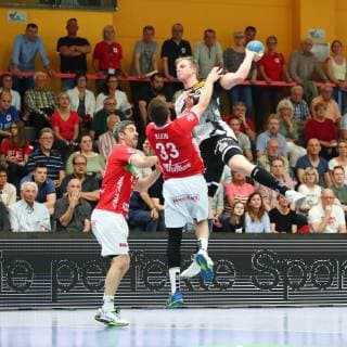 Lucas Firnhaber (Essen) im Zweikampf mit Johannes Klein (Huettenberg, vorne) und Christian Rompf (Huettenberg, links) TV Huettenberg vs TuSEM Essen, Handball, 2. Bundesliga, 20.04.2019 TV Huettenberg vs TuSEM Essen, Handball, 2. Bundesliga, 20.04.2019 Huettenberg Copyright: xEIBNER RenexWeissx EP_RWS