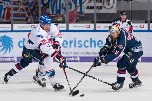 Denis Reul (Adler Mannheim) und John Mitchell (EHC Red Bull Muenchen) in der 2. Finalbegegnung der DEL-Playoffs zwischen dem EHC Red Bull Muenchen und den Adler Mannheim. Deutsche Eishockey Liga, Playoffs Finale Spiel 2, EHC Red Bull Muenchen gegen Adler Mannheim 20.04.2019, Olympiaeisstadion Muenchen Muenchen Copyright: xEIBNER Heike_Feinerx EP_HFR