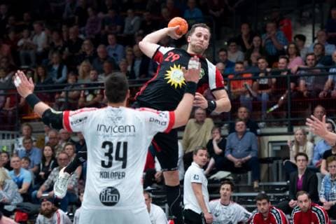 Lübbecke, Deutschland 20.04.2019: 2. Handball Bundesliga - 2018 2019 - TuS-N-Lübbecke vs. TuS Ferndorf (L-R) Branimir Koloper (Ferndorf), Marian Orlowski (Lübbecke) Lübbecke Nordrhein-Westfalen Deutschland Merkur Arena