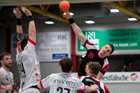 Lübbecke, Deutschland 20.04.2019: 2. Handball Bundesliga - 2018 2019 - TuS-N-Lübbecke vs. TuS Ferndorf (R) Lukasz Gierak (Lübbecke) Lübbecke Nordrhein-Westfalen Deutschland Merkur Arena