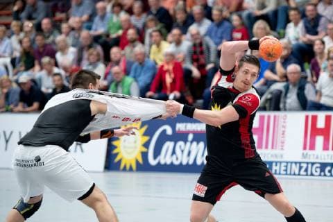 Lübbecke, Deutschland 20.04.2019: 2. Handball Bundesliga - 2018 2019 - TuS-N-Lübbecke vs. TuS Ferndorf (L-R) Branimir Koloper (Ferndorf), Lukasz Gierak (Lübbecke) Lübbecke Nordrhein-Westfalen Deutschland Merkur Arena