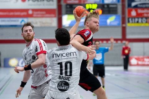 Lübbecke, Deutschland 20.04.2019: 2. Handball Bundesliga - 2018 2019 - TuS-N-Lübbecke vs. TuS Ferndorf (M-R) Marijan Basic (Ferndorf), Dener Jaanimaa (Lübbecke) Lübbecke Nordrhein-Westfalen Deutschland Merkur Arena
