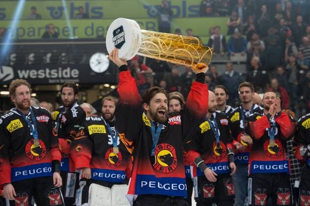 Sport Themen der Woche KW16 Sport Bilder des Tages Playoff National League - SC Bern - EV Zug Bern, Schweiz, 20.04.2019, National League, Playoff Final, Spiel 5, Saison 2018 2019, SC Bern - EV Zug, Mark Arcobello (SCB) mit dem Meisterpokal. *** Playoff National League SC Bern EV Zug Bern Switzerland 20 04 2019 National League Playoff Final Match 5 Season 2018 2019 SC Bern EV Zug Mark Arcobello SCB with the Champions Cup