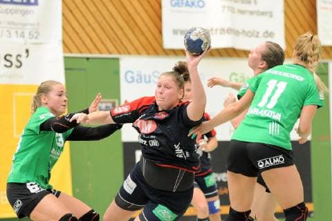 Katrin Schroeder (SG H2Ku Herrenberg Kuties 4) gegen Dionne Visser (SG 09 Kirchhof 69) SG H2Ku Herrenberg, Handball, Ligaspiel, 20.04.2019, Foto:TBaur Eibner SG H2Ku Herrenberg Kuties vs. SG 09 Kirchhof Herrenberg Copyright: xEIBNER TobiasxBaurx EP_TBR