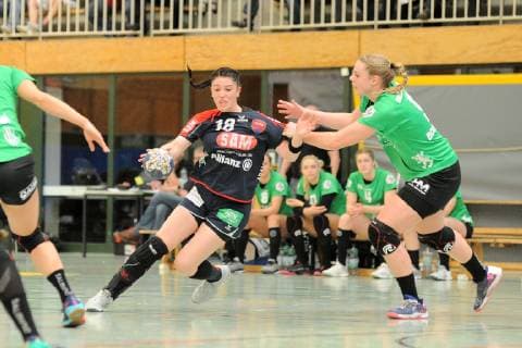 Lea Neubrander (SG H2Ku Herrenberg Kuties 18) gegen Danique Boonkamp (SG 09 Kirchhof 5) SG H2Ku Herrenberg, Handball, Ligaspiel, 20.04.2019, Foto:TBaur Eibner SG H2Ku Herrenberg Kuties vs. SG 09 Kirchhof Herrenberg Copyright: xEIBNER TobiasxBaurx EP_TBR
