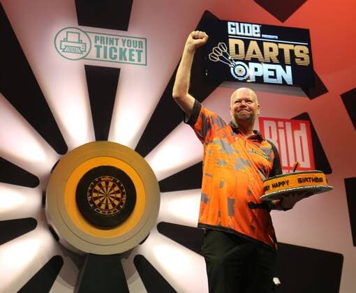 Sport Themen der Woche KW16 Sport Bilder des Tages 20.04.2019 xcex Frankfurt am Main, Fraportarena GUDE Darts Open Frankfurt 2019 Weltmeister Raymond Barney van Barneveld mit seiner eburtstagstorte emspor, DFL regulations prohibit any use of photographs as image sequences and or quasi-video *** 20 04 2019 xcex Frankfurt am Main Fraportarena GUDE Darts Open Frankfurt 2019 world champion Raymond Barney van Barneveld with his birthday cake emspor DFL regulations prohibit any use of photographs as image sequences and or quasi video