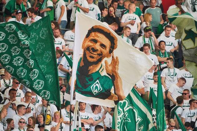 Claudio PIZARRO, BRE 4 fans, supporters, spectators, club flags, celebration, fan, wave, colors, sea of flags, soccerfan, clothes, drawings, masquerade, football, jacket, cowl, waistcoat, fanfare, scarves, mask, FC BAYERN MUNICH - SV WERDER BREMEN 1-0 - DFL REGULATIONS PROHIBIT ANY USE OF PHOTOGRAPHS as IMAGE SEQUENCES and or QUASI-VIDEO - 1.German Soccer League , Munich, April 20, 2019 Season 2018 2019, matchday 30, FCB, München, Photographer: Peter Schatz