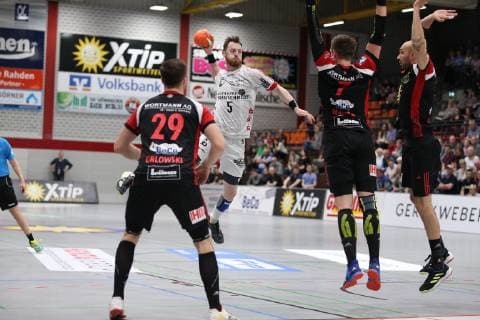 Jonas Faulenbach (TuS Ferndorf 5) gegen v.l. Marian Orlowski (TuS N-Luebbecke 29), Patryk Walczak (TuS N-Luebbecke 7), Marko Bagaric (TuS N-Luebbecke 13), TuS N-Luebbecke vs TuS Ferndorf, Handball, 2. Bundesliga, 20.04.2019, TuS N-Luebbecke vs TuS Ferndorf, Handball, 2. Bundesliga, 20.04.2019 Luebbecke Copyright: xEIBNER JanxStrohdiekx EP_JSK