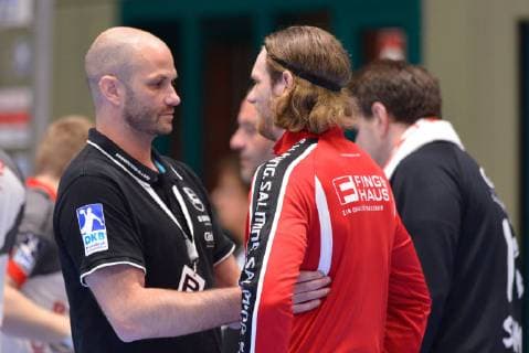 GER, 1. HBL. Herren, BHC vs. MT Melsungen 20.04.2019, Unihalle, Wuppertal, GER, 1.DKB, BHC06 vs.MT Melsungen , DKB regulations prohibit any use of photographs as image sequences and or quasi-video im Bild Heiko Grimm ( MT Melsungen - Coach ) mit Tobias Reichmann ( MT Melsungen 9 ).