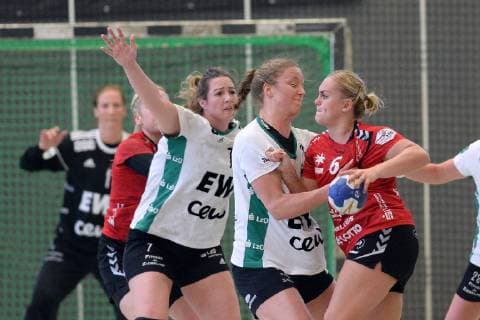 Anouk Nieuwenweg (HSG Bad Wildungen Vipers) (R, am Ball), Isabelle Jongenelen (VfL Oldenburg) (L) und Cara Hartstock (VfL Oldenburg) (M) in der Abwehr ,GER, HSG Bad Wildungen Vipers - VfL Oldenburg, Handball, 1. Bundesliga Frauen, 20.04.2019, GER, HSG Bad Wildungen Vipers - VfL Oldenburg, Handball, 1. Liga Frauen, 20.04.2019 Bad Wildungen Copyright: xEIBNER RolandxSippelx EP_RSL