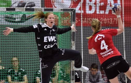 Sabine Heusdens (HSG Bad Wildungen Vipers) beim Wurf; Julia Renner (Torfrau VfL Oldenburg) (hiten) ,GER, HSG Bad Wildungen Vipers - VfL Oldenburg, Handball, 1. Bundesliga Frauen, 20.04.2019, GER, HSG Bad Wildungen Vipers - VfL Oldenburg, Handball, 1. Liga Frauen, 20.04.2019 Bad Wildungen Copyright: xEIBNER RolandxSippelx EP_RSL
