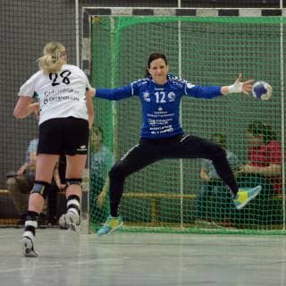 Myrthe Schoenaker (VfL Oldenburg) beim Wurf; Manuela Bruetsch (Torfrau HSG Bad Wildungen Vipers) (hinten) ,GER, HSG Bad Wildungen Vipers - VfL Oldenburg, Handball, 1. Bundesliga Frauen, 20.04.2019, GER, HSG Bad Wildungen Vipers - VfL Oldenburg, Handball, 1. Liga Frauen, 20.04.2019 Bad Wildungen Copyright: xEIBNER RolandxSippelx EP_RSL