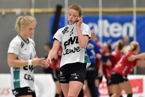 Malene Staal (VfL Oldenburg) (L) enttaeuscht, und Cara Hartstock (VfL Oldenburg) enttaeuscht, frustriert, Emotion nach der Niederlage ,GER, HSG Bad Wildungen Vipers - VfL Oldenburg, Handball, 1. Bundesliga Frauen, 20.04.2019, GER, HSG Bad Wildungen Vipers - VfL Oldenburg, Handball, 1. Liga Frauen, 20.04.2019 Bad Wildungen Copyright: xEIBNER RolandxSippelx EP_RSL