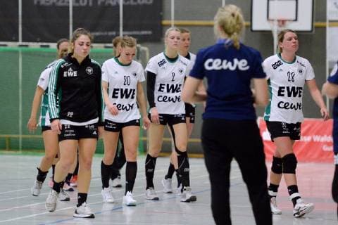 enttaeuscht, frustriert, Emotion, Niederlage; Team des VFL; Myrthe Schoenaker (VfL Oldenburg) (R), Jenny Behrend (M), Kristina Logvin (L, vorne) ,GER, HSG Bad Wildungen Vipers - VfL Oldenburg, Handball, 1. Bundesliga Frauen, 20.04.2019, GER, HSG Bad Wildungen Vipers - VfL Oldenburg, Handball, 1. Liga Frauen, 20.04.2019 Bad Wildungen Copyright: xEIBNER RolandxSippelx EP_RSL