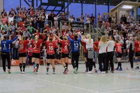 Team der der Vipers feierst den Sieg mit den Fans, Zuschauern, Anne Bocka (Torfrau HSG Bad Wildungen Vipers) (L), Sabine Heusdens (R) ,GER, HSG Bad Wildungen Vipers - VfL Oldenburg, Handball, 1. Bundesliga Frauen, 20.04.2019, GER, HSG Bad Wildungen Vipers - VfL Oldenburg, Handball, 1. Liga Frauen, 20.04.2019 Bad Wildungen Copyright: xEIBNER RolandxSippelx EP_RSL