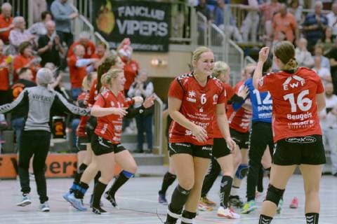 Team der der Vipers feierst den Sieg mit den Fans, Zuschauern, Anouk Nieuwenweg (HSG Bad Wildungen Vipers), Mariel Stefanie Beugels (NR 16) ,GER, HSG Bad Wildungen Vipers - VfL Oldenburg, Handball, 1. Bundesliga Frauen, 20.04.2019, GER, HSG Bad Wildungen Vipers - VfL Oldenburg, Handball, 1. Liga Frauen, 20.04.2019 Bad Wildungen Copyright: xEIBNER RolandxSippelx EP_RSL