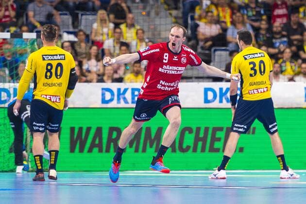 Mannheim, Deutschland 21. April 2019: HBL - 18 19 - Rhein-Neckar Löwen vs. SG Flensburg-Handewitt v.li. Jannik Kohlbacher (Loewen), Holger Glandorf (Flensburg), Gedeon Guardiola (Loewen) Jubel Freude Emotion Mannheim SAP Arena Baden-Württemberg Deutschland