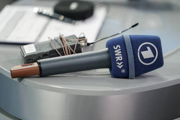 Ein Mikrofon des SWR liegt auf einem Pult, TV, Fernsehen, ARD, Das Erste, Südwestdeutscher Rundfunk, Symbolfoto, Symbolbild, Symbol, Handball, DKB Bundesliga, Rhein-Neckar Löwen - SG Flensburg-Handewitt,