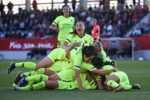 Spielerinnen des FC Barcelona Barca mit Torjubel, Jubel, Torjubel, Torerfolg, celebrate the goal, goal, celebration, Jubel ueber das Tor zum 0:1 durch Kheira Hamraoui (Barcelona, 18) (am Boden verdeckt), optimistisch, Action, Aktion, Fussball, UEFA Women s Champions League, FC Bayern München - FC Barcelona,
