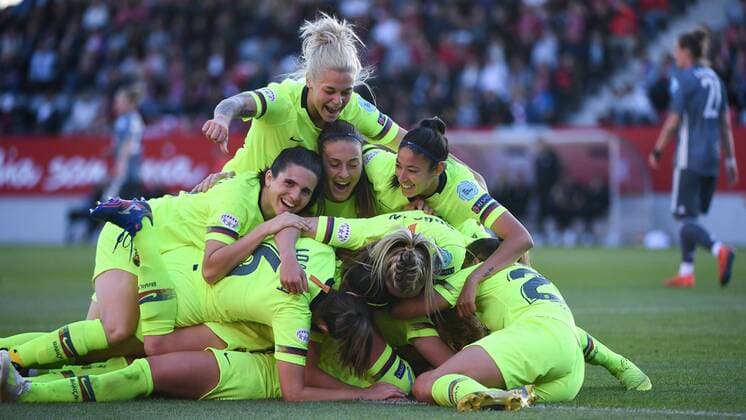 Sport Themen der Woche KW16 Sport Bilder des Tages Spielerinnen des FC Barcelona Barca mit Torjubel, Jubel, Torjubel, Torerfolg, celebrate the goal, goal, celebration, Jubel ueber das Tor zum 0:1 durch Kheira Hamraoui (Barcelona, 18) (am Boden verdeckt), optimistisch, Action, Aktion, Verena Schweers (FC Bayern München, FCB, 22) enttäuscht schauend, Enttäuschung, Frustration, disappointed, pessimistisch, Fussball, UEFA Women s Champions League, FC Bayern München - FC Barcelona, *** players of FC Barcelona with goal celebration cheers goal celebration celebrate the goal goal celebration jubilation about the goal to 0 1 by Kheira Hamraoui Barcelona 18 on the ground hidden optimistic action Verena Schweers FC Bayern Munich FCB 22 disappointed looking disappointment frustration disappointed pessimistic football UEFA Women s Champions League FC Bayern Munich FC Barcelona xslx