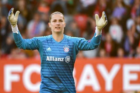 Laura Benkarth (Torwart, Torfrau, FC Bayern München, FCB, 1) Einzelbild, Aktion, Action, Fussball, UEFA Women s Champions League, FC Bayern München - FC Barcelona Barca