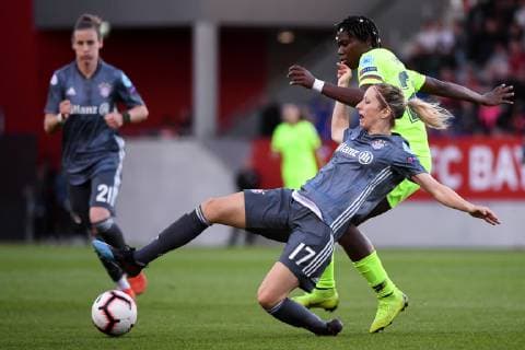 v.li.: Kathrin Julia Hendrich (Kathy Hendrich, FC Bayern München, FCB, 17) Asisat Oshoala (Barcelona, 20) im Zweikampf, Duell, duel, tackle, Dynamik, Action, Aktion, Fussball, UEFA Women s Champions League, FC Bayern München - FC Barcelona Barca