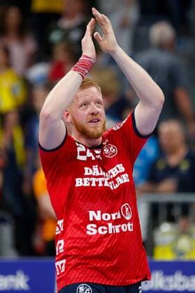 Rhein-Neckar Loewen vs. SG Flensburg-Handewitt 21.04.2019 SAP Arena in Mannheim DKB Handball Bundesliga Jim Gottfridsson (Flensburg) bedankt sich bei den Fans, Aktion Einzelbild Gestik Geste gestikuliert