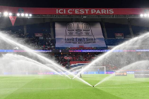 April 21, 2019 - Paris, ile de france, France - water falls in front of a giant tiff in tribute to Notre Dame de Paris during the french Ligue 1 match between Paris Saint-Germain (PSG) and AS Monaco (ASM) at Parc des Princes stadium on 2019, April 21 in Paris, France. Paris Saint Germain v AS Monaco - French Ligue 1  - ZUMAn230 20190421_zaa_n230_438 Copyright: xJulienxMattiax