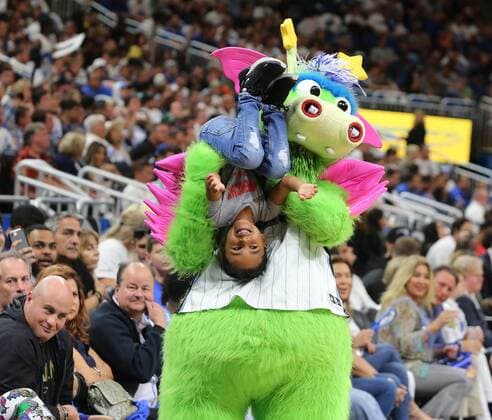 Sport Themen der Woche KW16 Sport Bilder des Tages April 21, 2019 - Orlando, FL, USA - A young fan gets scooped up by Stuff during game four of the NBA Basketball Herren USA First Round Playoffs matchup between the Toronto Raptors and Orlando Magic on Sunday, April 21, 2019 at the Amway Center in Orlando, Fla. Toronto Raptors vs. Orlando Magic - ZUMAm67_ 20190421_zaf_m67_060 Copyright: xJoexBurbankx