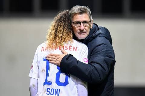 v.li.: Coumba Sow (FC Zürich, 18) wird nach Sopielende von Trainer Andre Ladner (Coach, FC Zürich) getröstet, Fussball, UEFA Women s Champions League, FC Bayern München - FC Zürich,