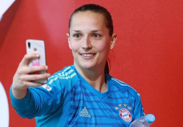 Torwart Laura Benkarth (FC Bayern) schiesst Selfies für die Fans Frauenfussball FC Bayern München - FC Barcelona Barca UEFA Women’s Champions League Campus 21.04.2019