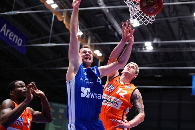 Niklas Kiel (Frankfurt) im Zweikampf mit (von links) Javonte Green (Ulm) und Bogdan Radosavljevic (Ulm) Fraport Skyliners vs ratiopharm Ulm, Basketball, easycredit-BBL 22.04.2019 Fraport Skyliners vs ratiopharm Ulm, Basketball, easycredit-BBL 22.04.2019 Frankfurt Copyright: xEIBNER RenexWeissx EP_RWS