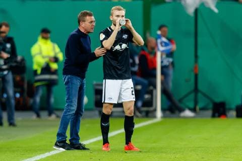 Hamburg, Deutschland, 23.04.2019, DFB-Pokal, Halbfinale, Hamburger SV - RB Leipzig, Trainer Ralf Rangnick (RBL) spricht mit Konrad Laimer (RBL) ( DeFodi048