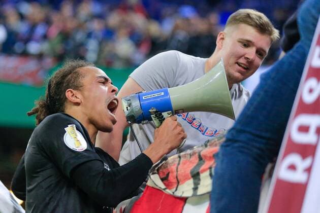 Sport Bilder des Tages Deutschland , Hamburg , Volksparkstadion , 1. , 2 Fussball Bundesliga , DFB Pokal Halbfinale , Hamburger SV ( HSV ) - Rasenball Leipzig Schlussjubel Yussuf Poulsen ( RB ) DFL REGULATIONS PROHIBIT ANY USE OF PHOTOGRAPHS AS IMAGE SEQUENCES AND OR QUASI-VIDEO.