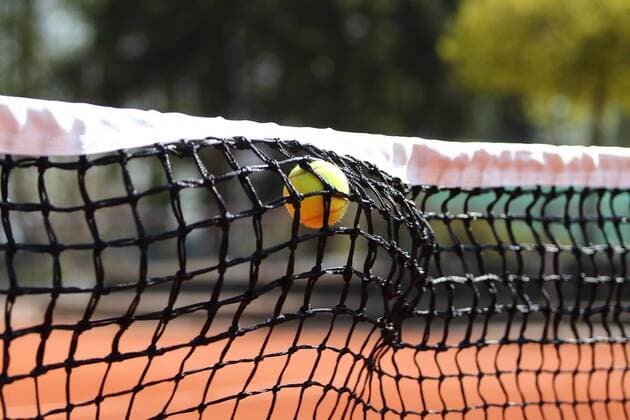 Ein ins Netz geflogener Tennisball beult das Netz aus Themenfoto Tennis Themenfoto Tennis Diez Copyright: xWeissx Eibner-Pressefotox EP_rws