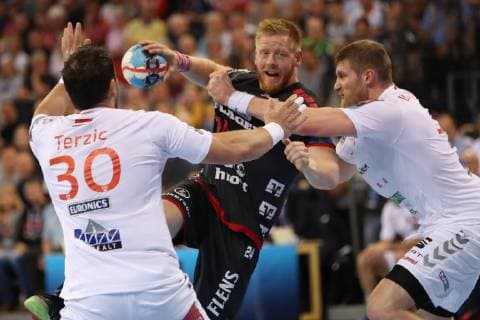 SG Flensburg-Handewitt vs Telekom Veszprem HC, Handball, EHF Champions League Viertelfinale, 24.04.19 Jim Gottfridsson (SG Flensburg-Handewitt, 24) gegen Mirsad Terzic (Telekom Veszprem HC, 30) und Blaz Blagotinsek (Telekom Veszprem HC, 31)
