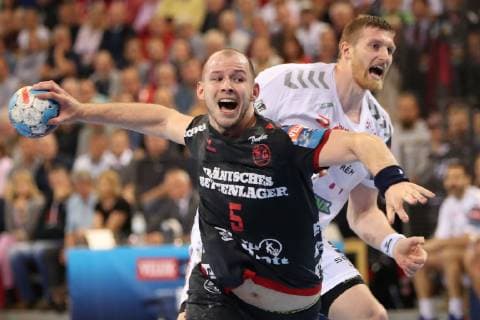SG Flensburg-Handewitt vs Telekom Veszprem HC, Handball, EHF Champions League Viertelfinale, 24.04.19 Simon Hald Jensen (SG Flensburg-Handewitt, 05) setzt sich gegen Blaz Blagotinsek (Telekom Veszprem HC, 31) durch