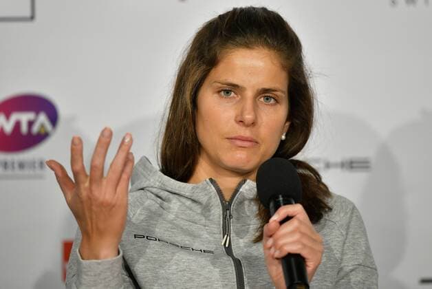Sport Bilder des Tages Julia Görges Goerges (GER) gibt verletzungsbedingt und gibt Interview in dem sie bestätigt, dass sie in 3 Fingern kein Gefühl hatte taub ist Tennis Damen Porsche-Cup Porsche Tennis Grand Prix GP Stuttgart 2019 Porsche-Arena 24.04.2019 Porsche Tennis Grand Prix Stuttgart 2018
