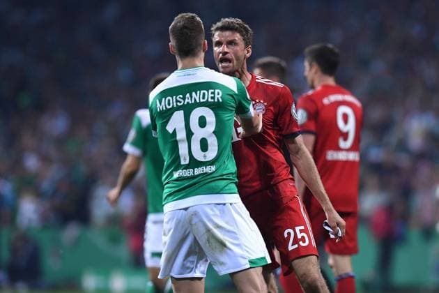 Fußball DFB-Pokal Halbfinale SV Werder Bremen - FC Bayern München am 24.04.2019 im Weser-Stadion in Bremen Niklas Moisander ( Bremen ), vorne - Thomas Müller ( München ), hinten DFB regulations prohibit any use of photographs as image sequences and or quasi-video.